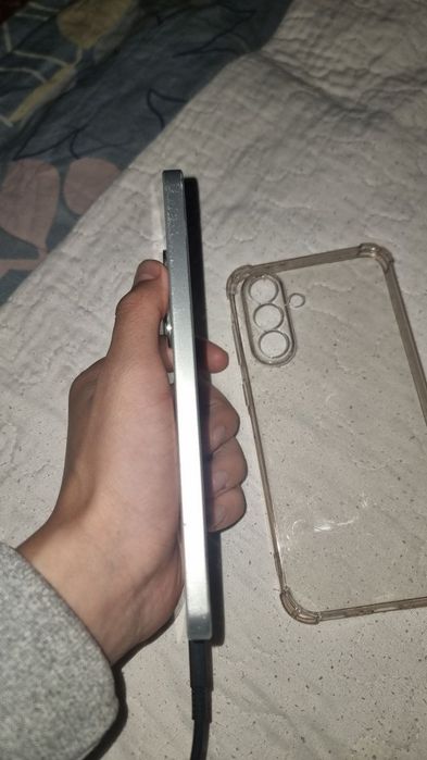 Samsung a36 5G каропка есть