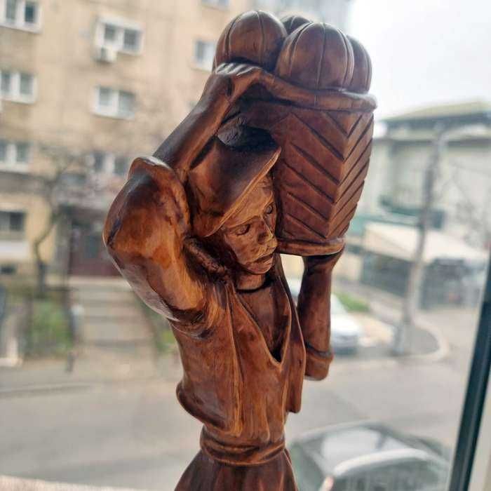 Sculptura statuie lemn lacuit ornament rustic barbat tinand cos