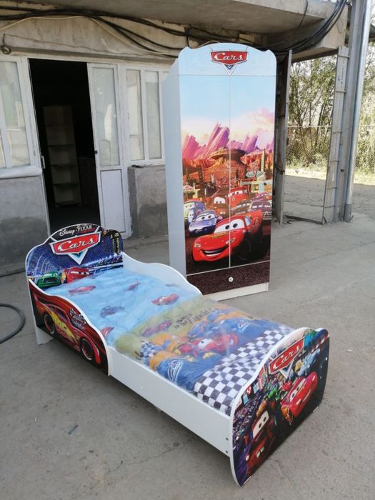 Sevimli multfilmlari tushurilgan bolalar krovati