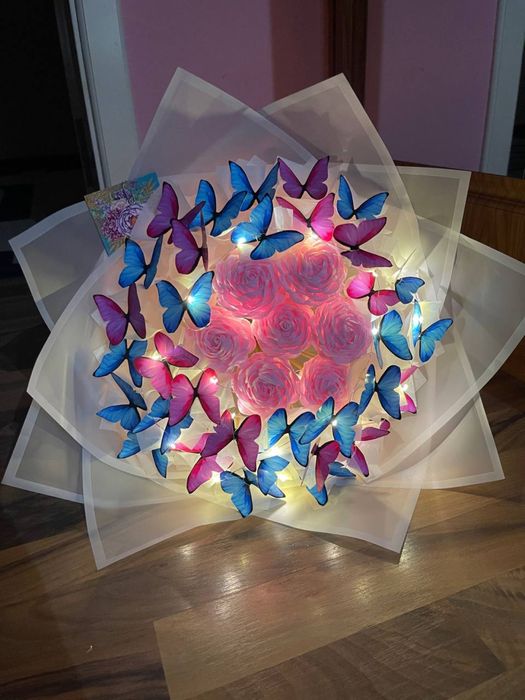 Noyob buketlar jonli kapalaklar va chiroqlar bilan