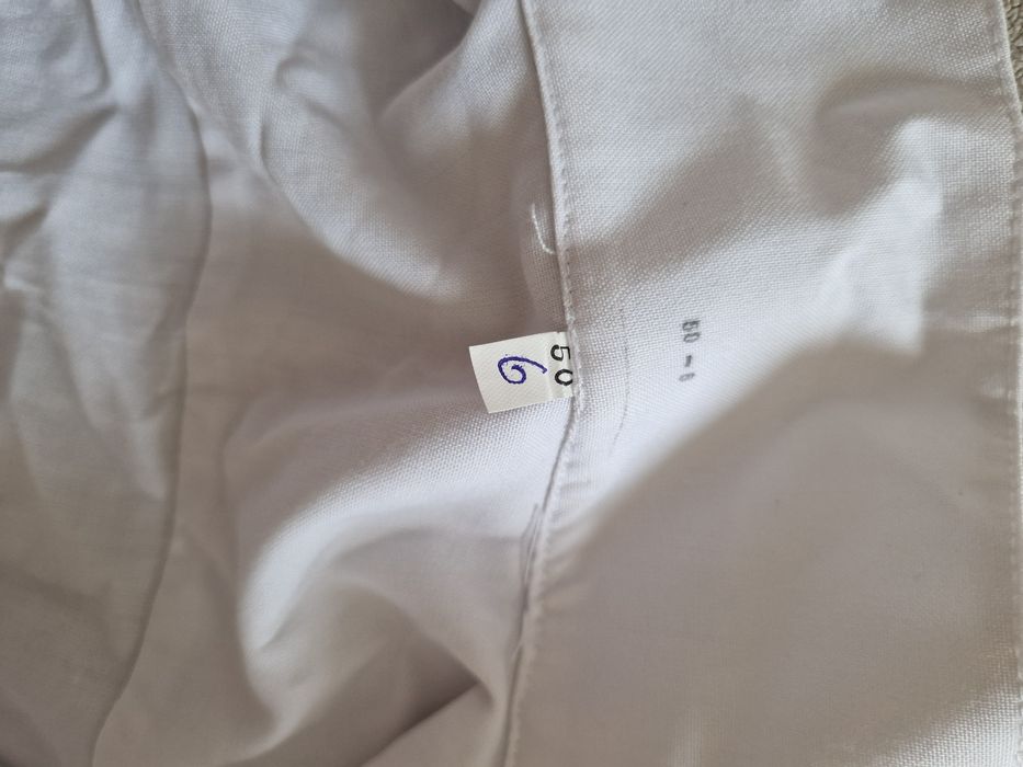 Ақ түсті көйлек.