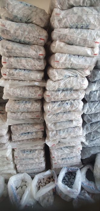 Арча ва газон атрофига безаш учун тошлар