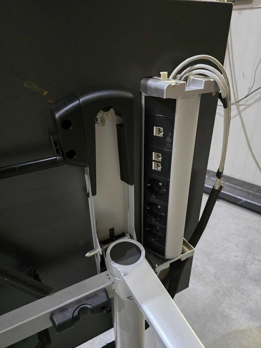 Продавам ОФИС БЮРО Steel Case 160см, с накланящ се плотр на колелца