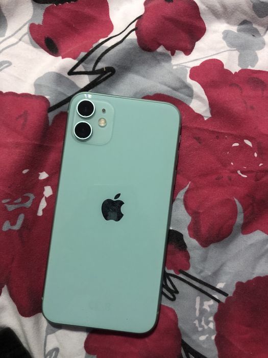 Vand/schimb iphon 11 64gb 70% sanatate telefonul este intro stare husa