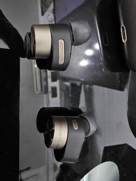 Casti Bower Wilkins pi7 stare buna casti, carcasa crapata