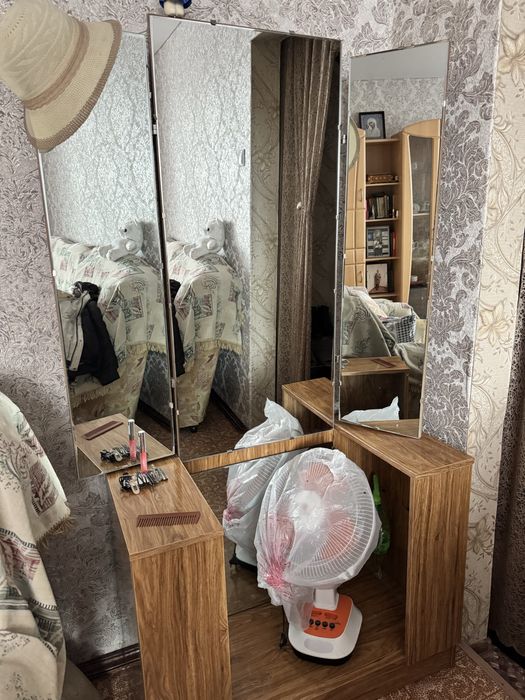 Продам трюмо (трильяж) с зеркалом
