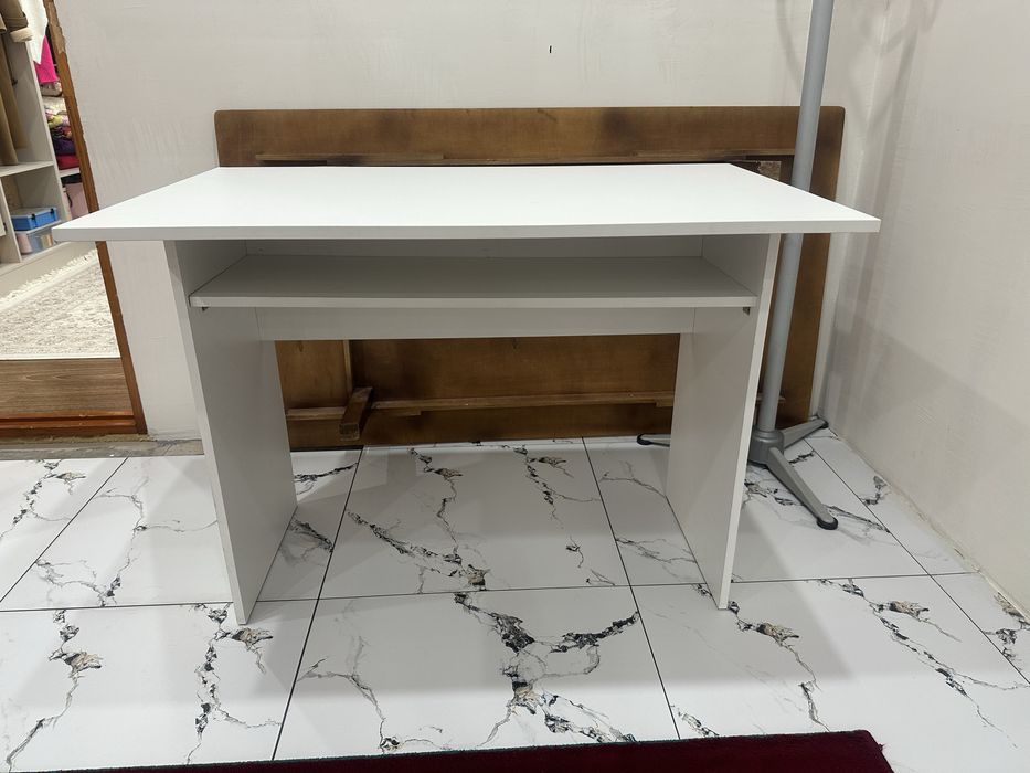 Продам стол белый.