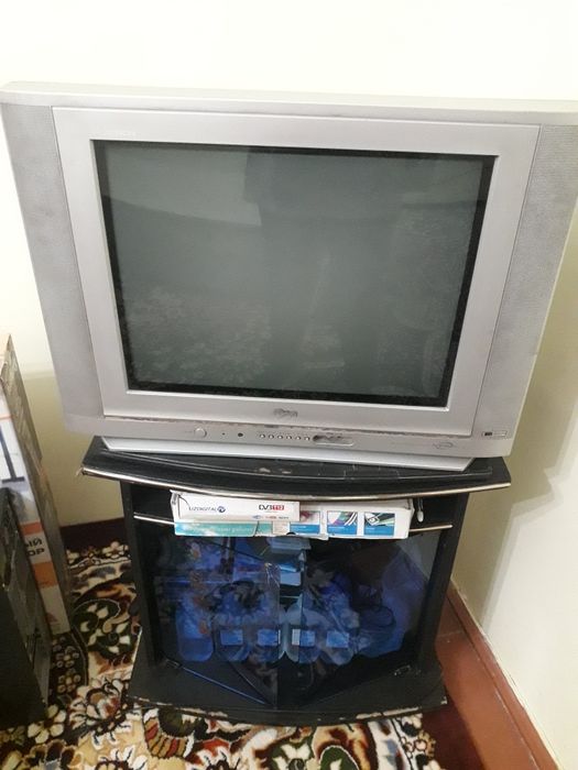 LG телевизор цветной с подставкой