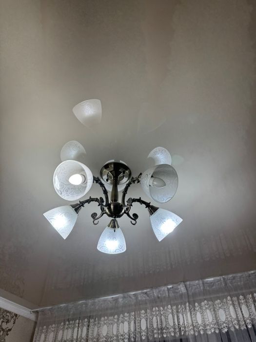 Продам люстры и стулья