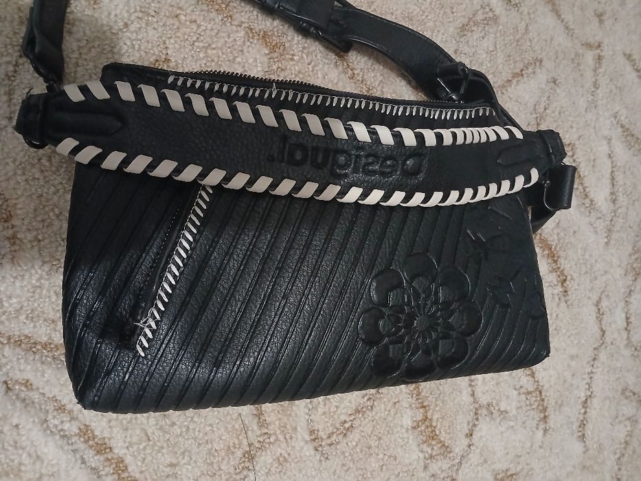 Geanta dama Desigual.