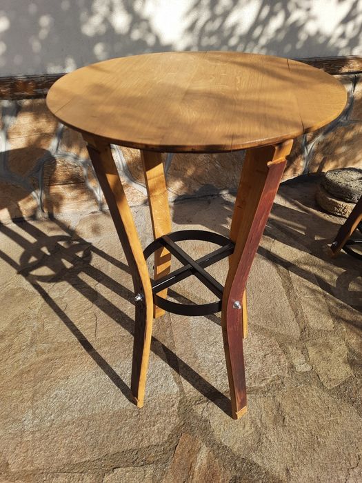 Дървена маса и табуретки от стара дъбова бъчва.