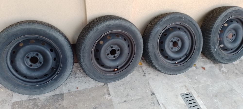 Vând genți cu cauciucuri de iarna pentru logan