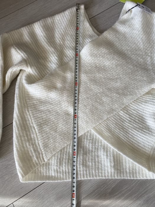 Дамски бял пуловер