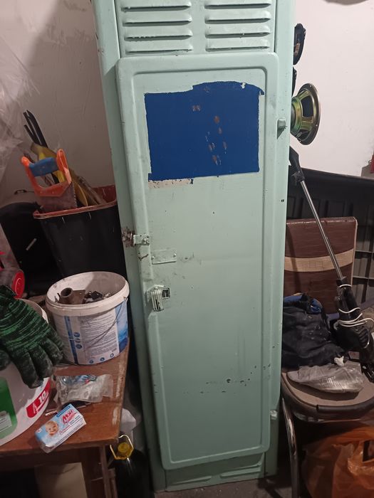 Металлический сейф замком