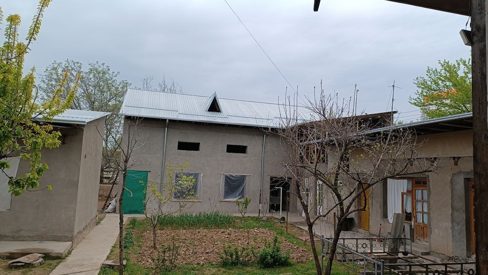 Zangiota tumani Bek-baraka bozori yonida joylashgan hovli sotiladi.