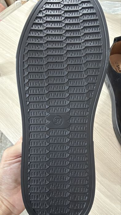 Продам кеды замшевые!