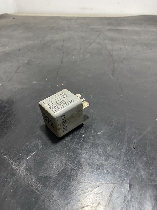Releu 372 pompa benzina vw Passat B5.5 Audi A4 B5 A8 D2 4D0951253