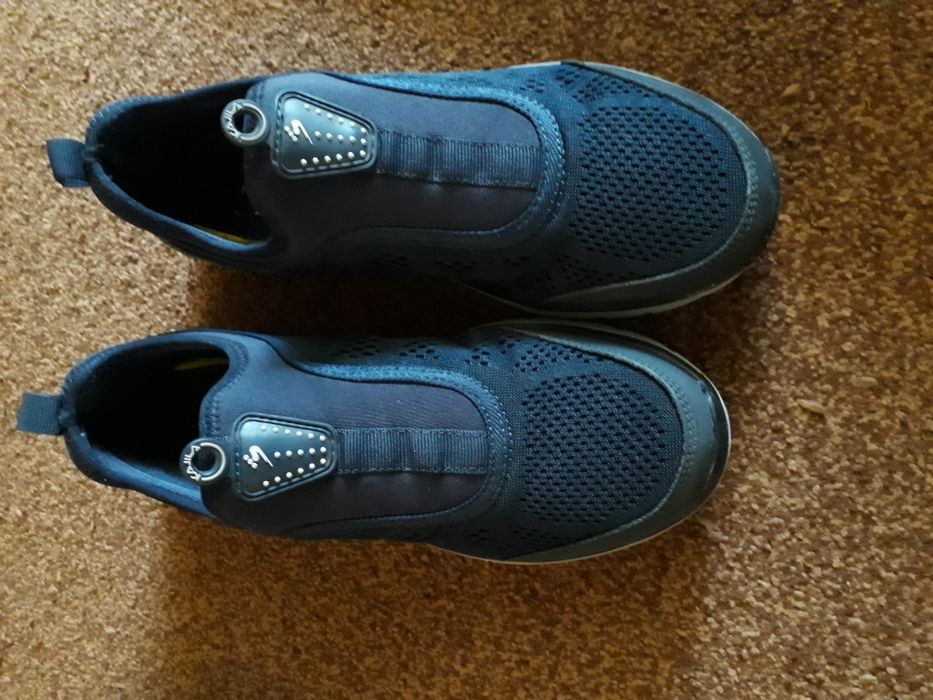 Дышащее кроссовки.