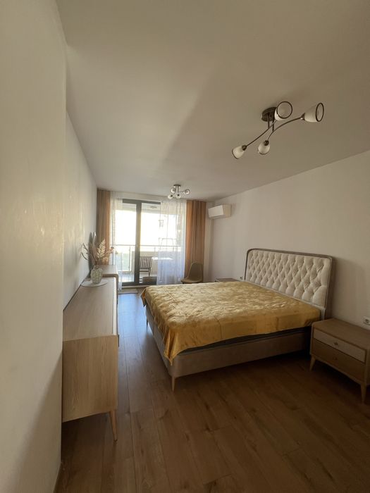 Тристаен Апартамент с ПАРКОМЯСТО, 2 бани, 2 спални до Катедралата.