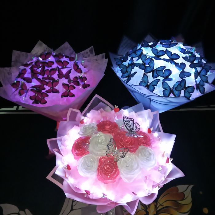 Букет из бабочек и роз