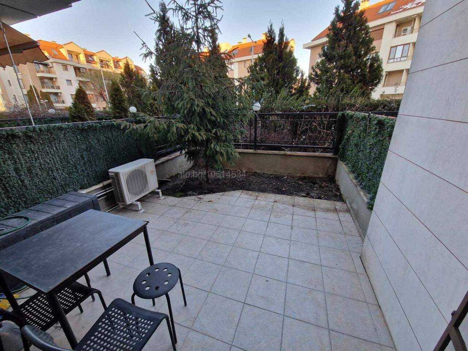 Тристаен голям апартамент с двор, ПАРКОМЯСТО, Кършияка