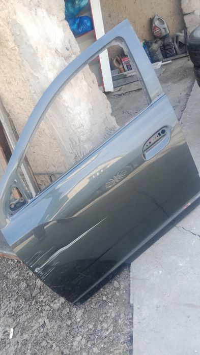 Дверь автомобиля