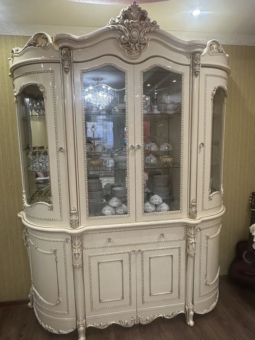 Продам шкаф (сервант)