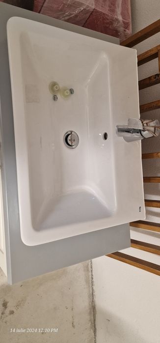 Vând corp mobilier cu lavoar