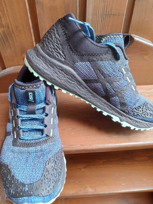 Продавам дамски мaратонки Asics