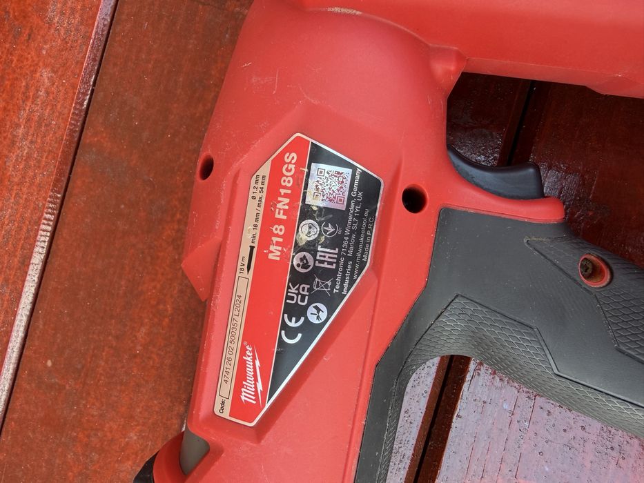 Milwaukee pistol de cuie pentru finisaj