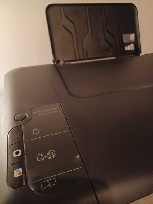 Imprimantă HP DeskJet 2050 cu scanner