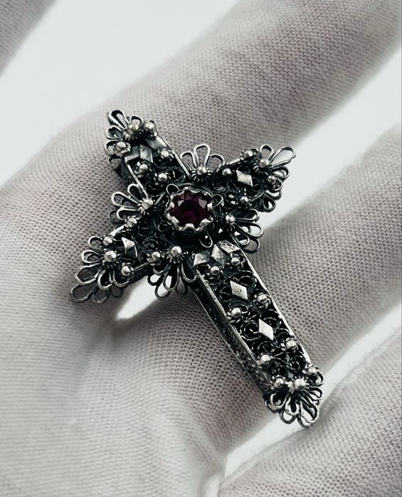 Филигранен сребърен кръст с рубин