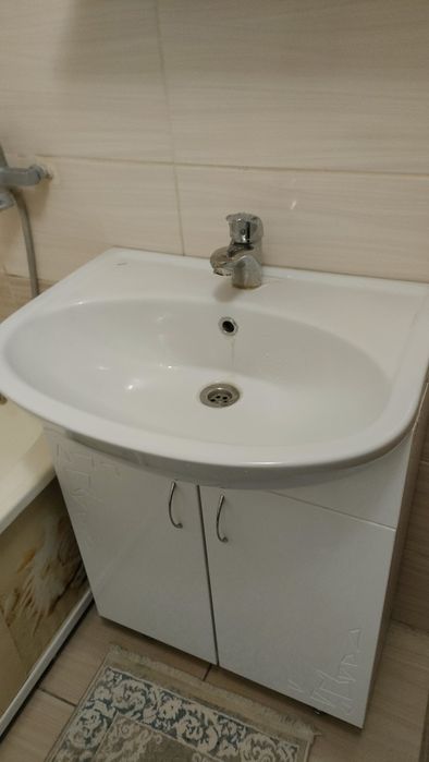 Продам раковину со шкафчиками и зеркалом