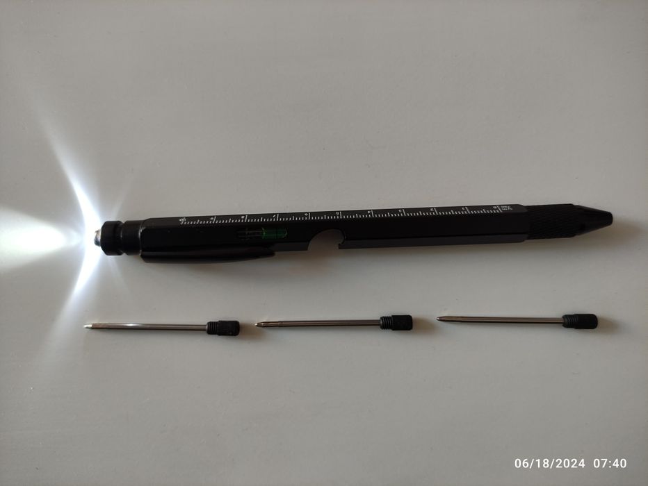 Метален химикал с либела, фенер, отварачка и три пълнителя