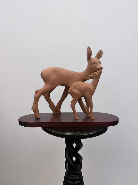 Bibelou statueta veche metalica pe soclu de lemn bibelouri