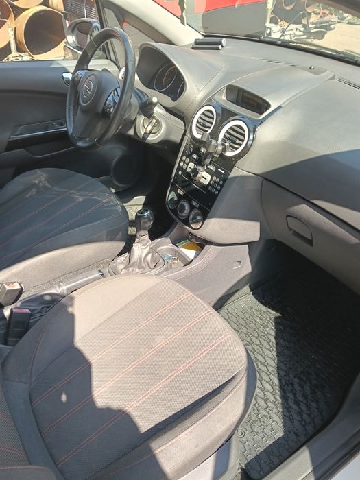 Opel CORSA D an 2010 Luna 11
