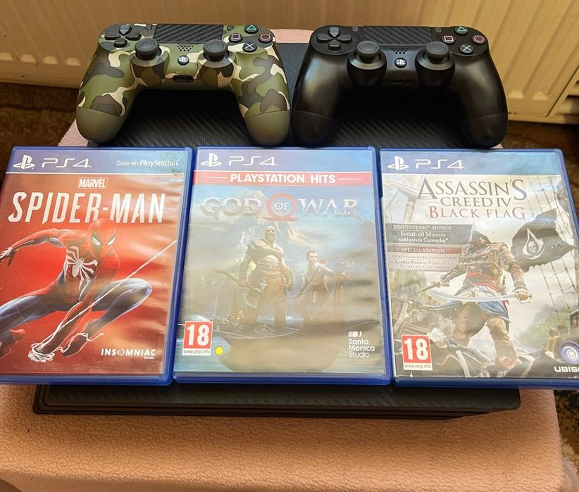 Vând PS4 Pro are 2 manete și 6 jocuri