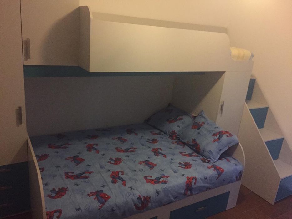 pat suprapus cu birou si saltele