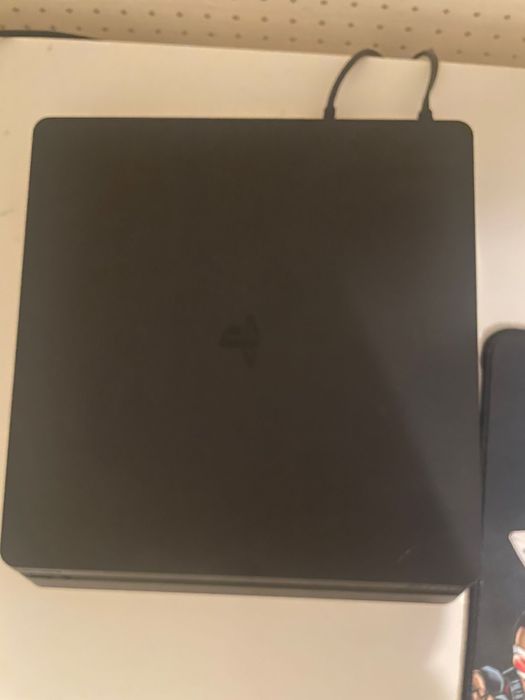 Продам PS4 Slim.
