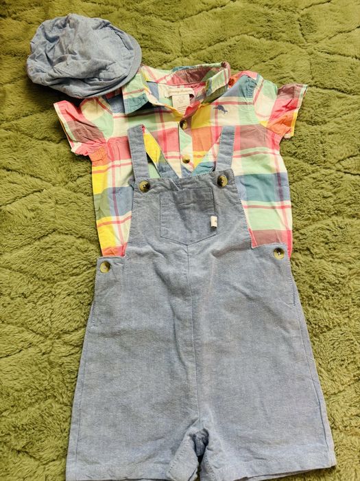 Vand set pentru baietel cu camasa, salopeta si sapca, marimea 24M.