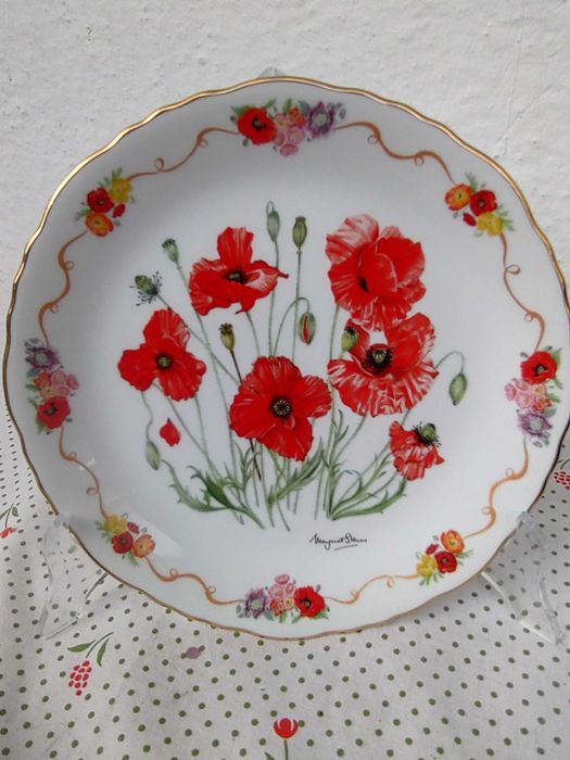 Комплекти от декоративни чинии Royal Albert и други
