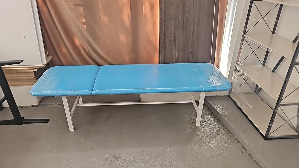 Kushetka ikki xil rangda oq, va koʻk, koʻjada tayorri bor.
