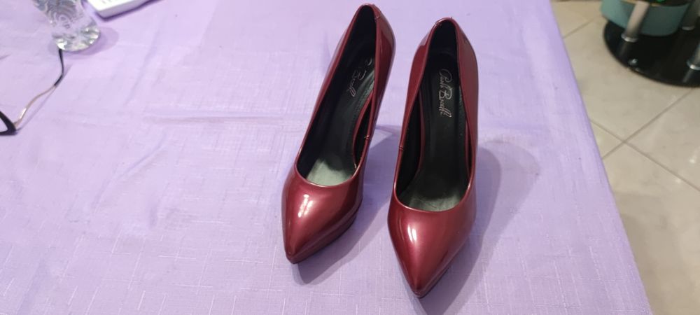 Лачени обувки на ток