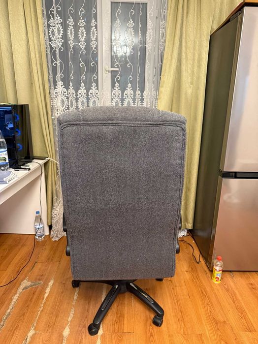 Офисное рабочее кресло