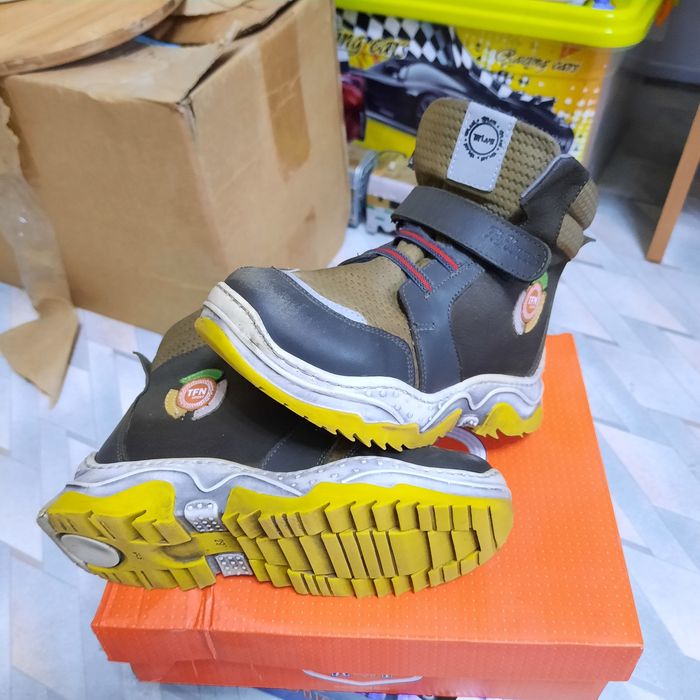 Продам ботинки спортивные р.29