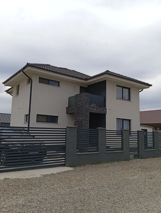 Casă cu etaj 4 camere , zona Oncea.