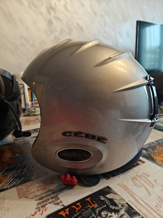 Детски ски, обувки, каска и щеки комплект.