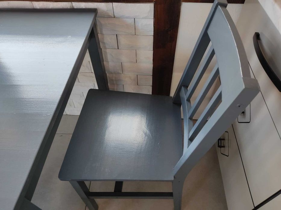 Дървена маса със столове