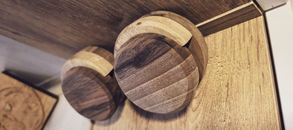 Дървена закачалка