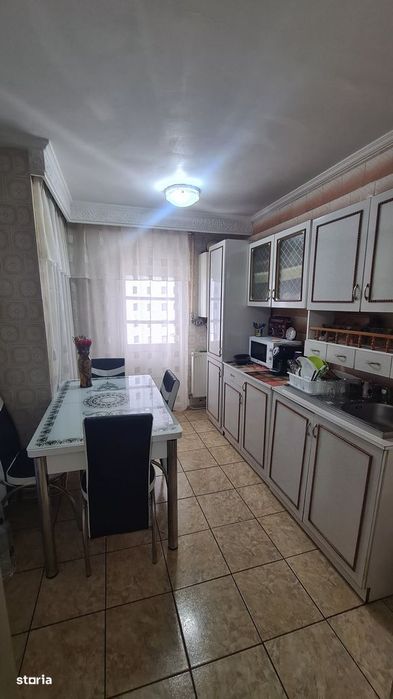 Apartament cu 3 camere de vânzare în Curtea de Argeș.